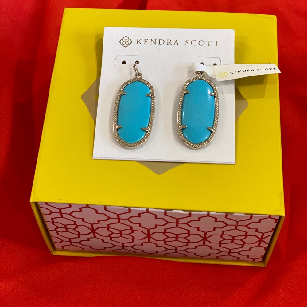 Kendra Scott Elle Gold Earrings. NWT